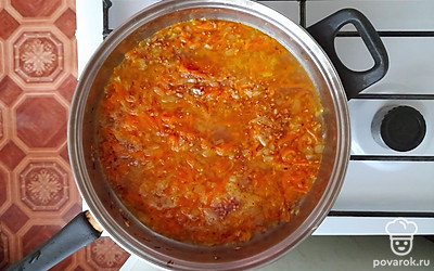 Влейте 2 стакана воды, доведите до кипения и убавьте огонь до минимума. Закройте крышкой и готовьте около 25 минут.
