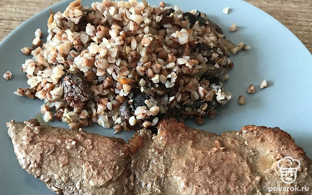 Гречка рассыпчатая с грибами и луком — Рецепт с фото