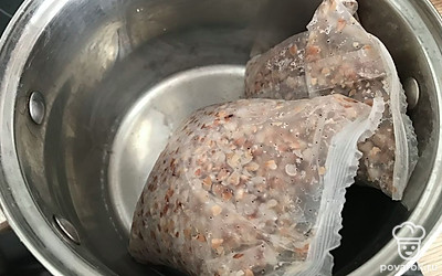 Гречку отварить до готовности.