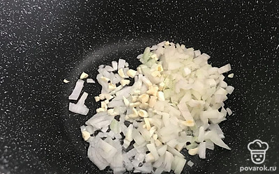 Лук и чеснок обжарить на масле.