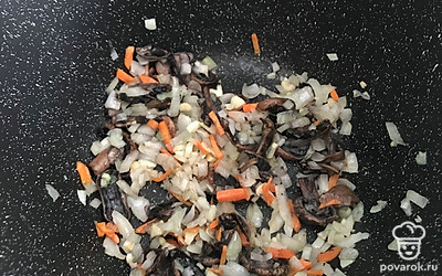 Выложить грибы.