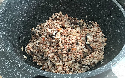 Перемешать овощи и гречку.