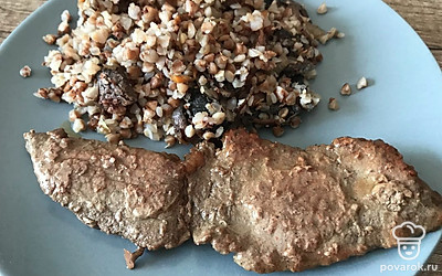 Подавать блюдо можно вообще с чем угодно. Предлагаю вам попробовать гречку с говяжьей отбивной.