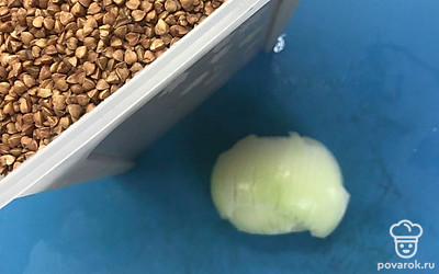 Приготовить ингредиенты, гречку и лук.