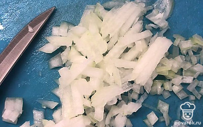 Лук нашинковать и обжарить на масле в кастрюле.
