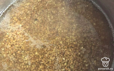 Залить гречку водой.