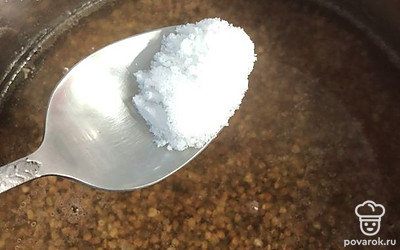 Добавить соль. Перемешать и, закрыв крышкой, варить на медленном огне.