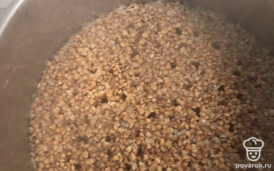 Как только вся вода впитается,отключить огонь. Это приблизительно через минут 30. Гречка по-быстрому готова.