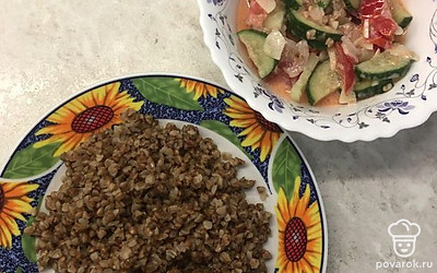 Подавать гречку по-быстрому с салатом из свежих овощей. Приятного аппетита!