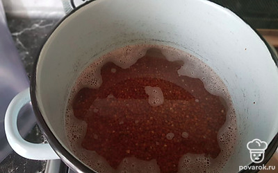 Гречневую крупу промыть и сварить в подсоленной воде в пропорции 1 к 2. После закипания томить на слабом огне с приоткрытой крышкой, пока вся вода не выпарится. 