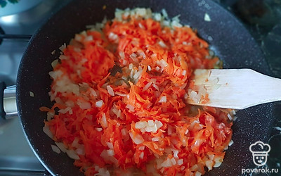 Мелко нарезанный лук и тертую морковь обжарить на подсолнечном масле до готовности. В процессе жарки посолить по вкусу. Также можно использовать любимые специи. 