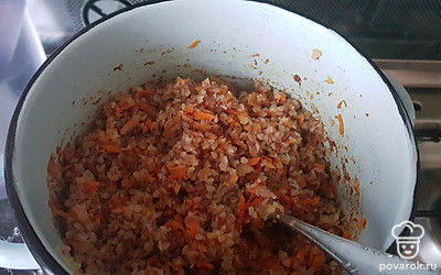 Готовые овощи перемешать с отваренной гречкой. 