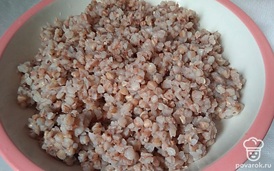 Гречку хорошо промойте. Залейте водой. Отварите минут двадцать. Посолите.