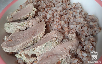 Свинину посолите, посыпьте приправой. Запеките в духовке при температуре 220 градусов минут двадцать. Нарежьте, добавьте к гречке.