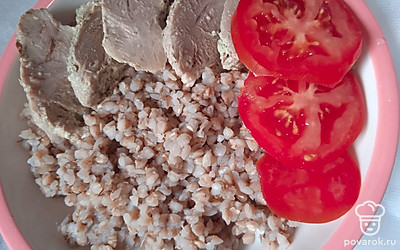 Выложите нарезанный помидор.