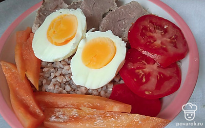 Яйцо отварите пять минут. Очистите, разрежьте. Выложите к остальным ингредиентам.