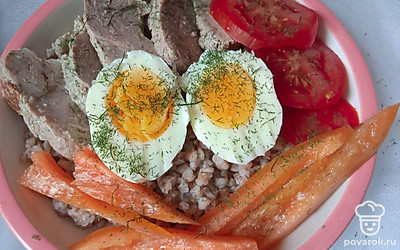 Посыпьте сушеным укропом.