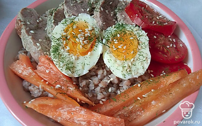 Подавайте боул, посыпав кунжутом.