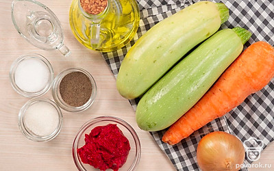 Помойте овощи, очистите от кожуры лук и морковь, почистите кабачки. Подготовьте банки и крышки для консервации. Заранее простерилизуйте банки. Отварите фасоль на гарнир в подсоленной воде, добавьте в нее масло. Совет: если кабачки молодые, их можно не чистить от кожуры.