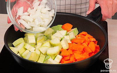 Приготовьте овощи. Кабачки, морковь и лук порежьте на средние кусочки. Возьмите сковороду с толстым днем, налейте в нее растительное масло, переложите порезанные овощи. Поставьте кастрюлю на медленный огонь, дайте закипеть, варите 60 минут, помешивая.