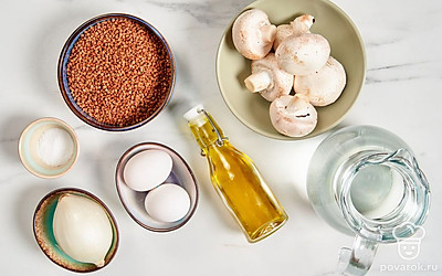 Гречневую крупу хорошо промойте. Яйца вымойте и просушите. Лук ополосните и очистите от шелухи. Шампиньоны промойте от загрязнений. Подготовьте горшочек или небольшую кастрюлю и сковороду.