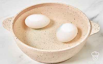 В кастрюлю влейте 3 стакана воды, опустите туда яйца. Поставьте на огонь, накройте крышкой и оставьте на 15-20 минут. Готовые яйца остудите и почистите.