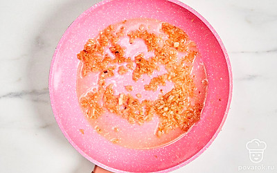 Сковороду с маслом поставьте на плиту нагреваться. Лук нарежьте мелкими кубиками, отправьте на сковороду. Обжаривайте 4-5 минут, периодически помешивая.