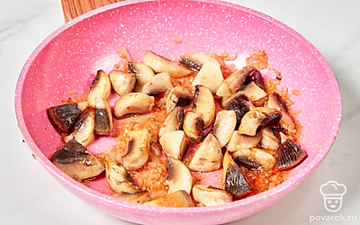 Шампиньоны нарежьте кусочками и добавьте в сковороду. Перемешайте. Готовьте ингредиенты до полного испарения жидкости, постоянно помешивая, чтобы они не подгорали.