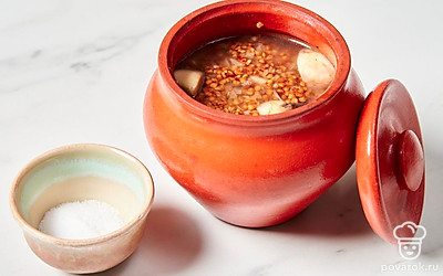 Переложите ингредиенты в горшочек и залейте их оставшейся водой. Добавьте соль по вкусу.