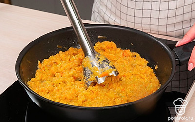 Приготовьте икру. Погружным блендером содержимое кастрюли измельчите в пюре. Положите сахар и перец, томатную пасту, посолите, перемешайте и доведите до кипения. Постоянно помешивайте икру. Добавьте уксус, перемешайте, проварите 2-3 минуты.