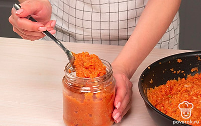 Законсервируйте икру. Распределите икру по банкам, накройте крышками. Простерилизуйте 10-15 минут каждую банку на пару или в духовке. Закатайте крышки. Укутайте банки с икрой одеялом до полного остывания. Уберите консервацию на хранение в кладовку.