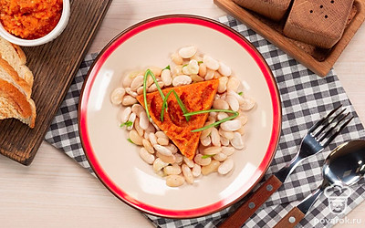 Подавайте кабачково-томатную икру с гарниром в виде отваренной фасоли.