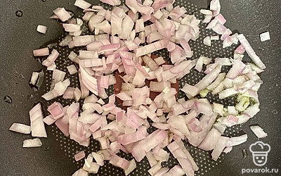 Первым делом на предварительно смазанную подсолнечным маслом сковородку выкладываем мелко нарезанный лук. Обжариваем в течение 5 минут на среднем огне.