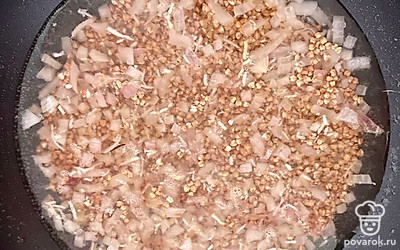 К обжаренным овощам добавляем гречку. Заливаем ее водой на пару сантиметров выше крупы.