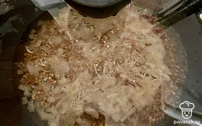 Солим, перчим, накрываем крышкой. Томим 15 минут на среднем огне. Готово!