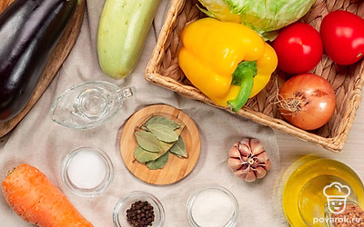 Помойте овощи. Очистите лук, морковь и чеснок от кожуры. Удалите из перца семена и перегородки. Подготовьте и заранее простерилизуйте банки и крышки для консервации. Отварите картофель в подсоленной воде, разомните толкушкой в пюре и заправьте сливочным маслом.