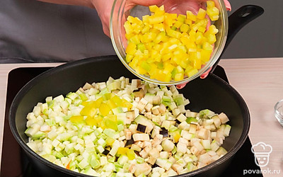 Подготовьте овощи. Возьмите две глубокие сковороды. На одной пожарьте морковь, лук и капусту тонкой соломкой. На второй сковороде пожарьте баклажан, кабачок и перец кубиком.