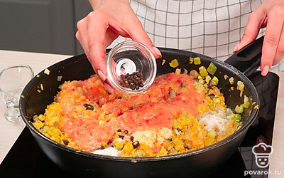 Потушите овощи. Поставьте овощи на средний огонь. Содержимое первой сковороды протушите до готовности 30 минут. Содержимое второй сковороды — до полуготовности около 20 минут. Овощи в сковороде с морковью измельчите блендером в пюре. Добавьте пюре в сковороду к кабачкам и баклажанам. Натрите помидоры на терке. Уберите кожицу с помидоров и переложите пюре в общую сковороду. Пропустите зубчики чеснока через пресс, добавьте его к овощам. Посолите, добавьте сахар, перец.