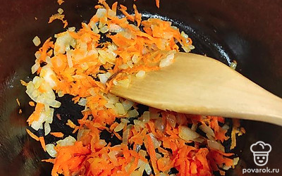 Лук и морковь помыть, почистить, измельчить. Обжарить на топленом сливочном масле до мягкости.