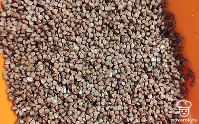 Гречку промыть.