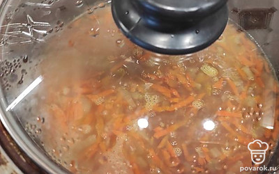 Добавить к обжаренным овощам. Влить бульон, посолить. Накрыть крышкой. После закипания огонь уменьшить до минимума, варить 15-20 минут. 