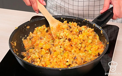 Приготовьте икру. Поставьте сковороду на средний огонь, тушите до выпаривания жидкости 20-30 минут. Добавьте в икру уксус и лавровый лист, перемешайте. Разложите икру по банкам и закатайте крышки.