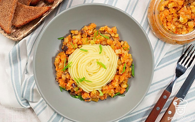 Подавайте икру из кабачков и баклажанов в качестве дополнения к картофельному пюре.