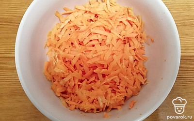 Морковь очистите и натрите на терке. 