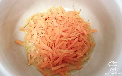 В кастрюлю налейте растительное масло и обжарьте морковь в течение 7 минут. 