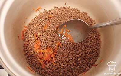 Добавьте гречку и хорошо перемешайте. 