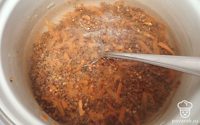 Залейте холодной водой и посолите по вкусу. Накройте крышкой и оставьте тушиться 15 минут на медленном огне. 