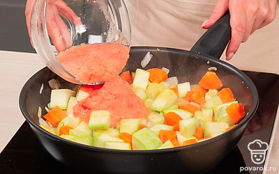 Приготовьте овощи. В сковороде с высокими бортиками обжарьте на растительном масле лук и чеснок. Спустя 2-3 минут добавьте морковь. Обжарьте 4-5 минут до золотистого оттенка. Добавьте в сковороду к овощам нарезанный кабачок, перемешайте, обжаривайте 3-5 минут.Добавьте помидоры в сковороду.