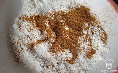 Смешайте муку, итальянские травы и щепотку соли.