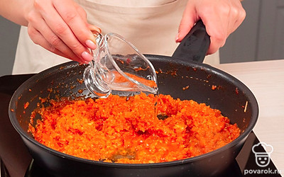 Приготовьте икру. Добавьте к овощам соль, сахар, перец, лавровый лист, а также томатную пасту. Перемешайте, тушите 35-40 минут. Измельчите овощи в пюре при помощи блендера. Прогрейте икру на медленном огне до кипения, влейте уксус, размешайте, переложите в банки и закройте крышками. Укутайте консервацию одеялом до полного остывания. Храните кабачковую икру в прохладном помещении.